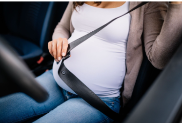 Pregnant driver putting on their seatbelt.png detail image