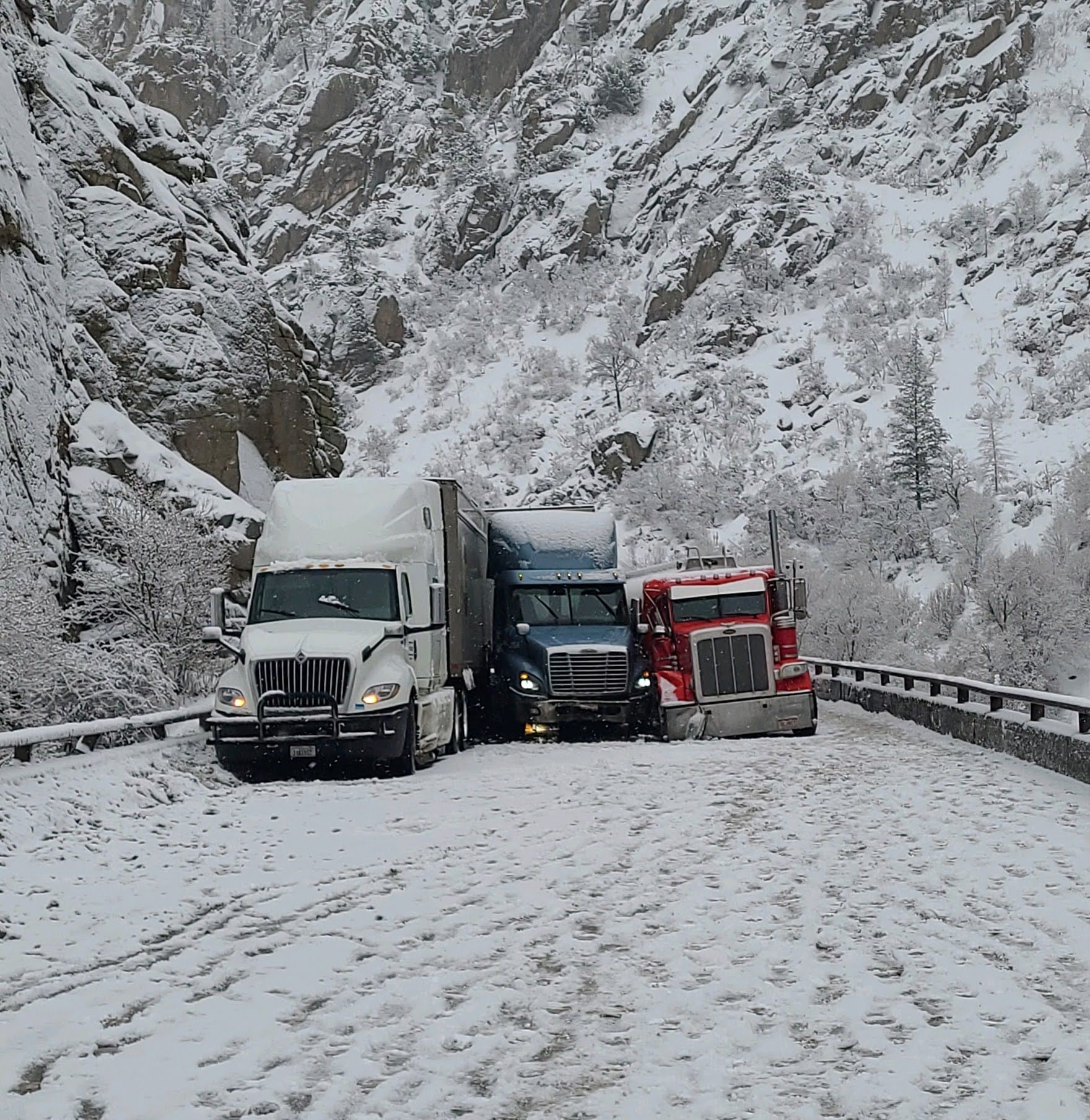 Semi-truck-crash-Glenwood-Canyon-01172023.jpg detail image