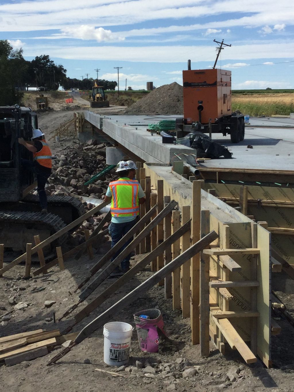 Crews are working on components of the superstructure.JPG detail image