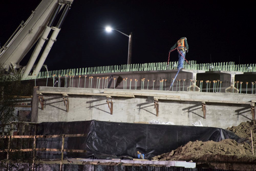 Crews-night-work-69th-Federal-bridge.jpg detail image