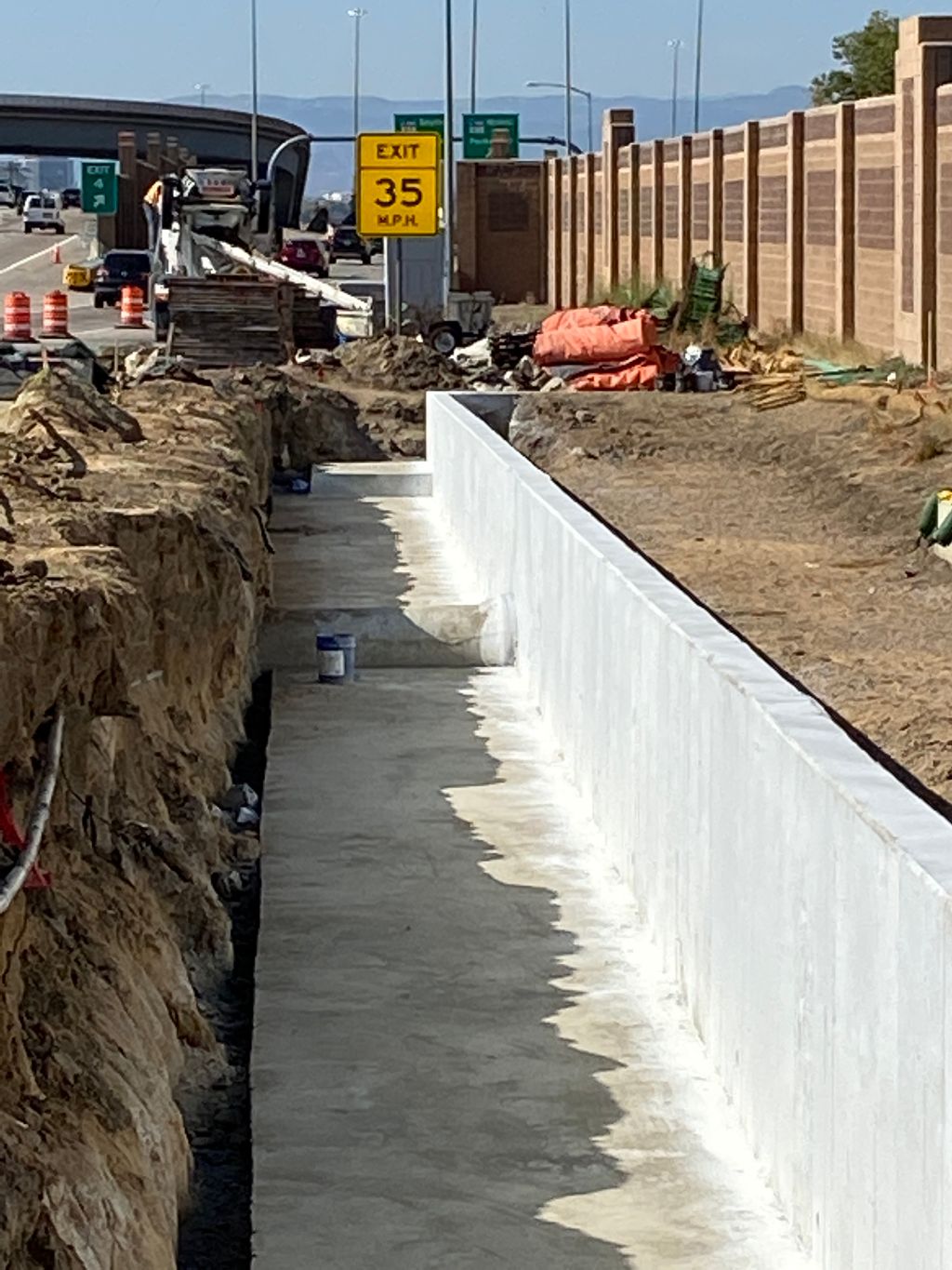 Newly constructed retaining wall retention pond at SB I225 at Parker Road.jpg detail image