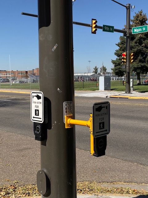 New extended push button at the crosswalk to _Windsor Middle School.jpg detail image