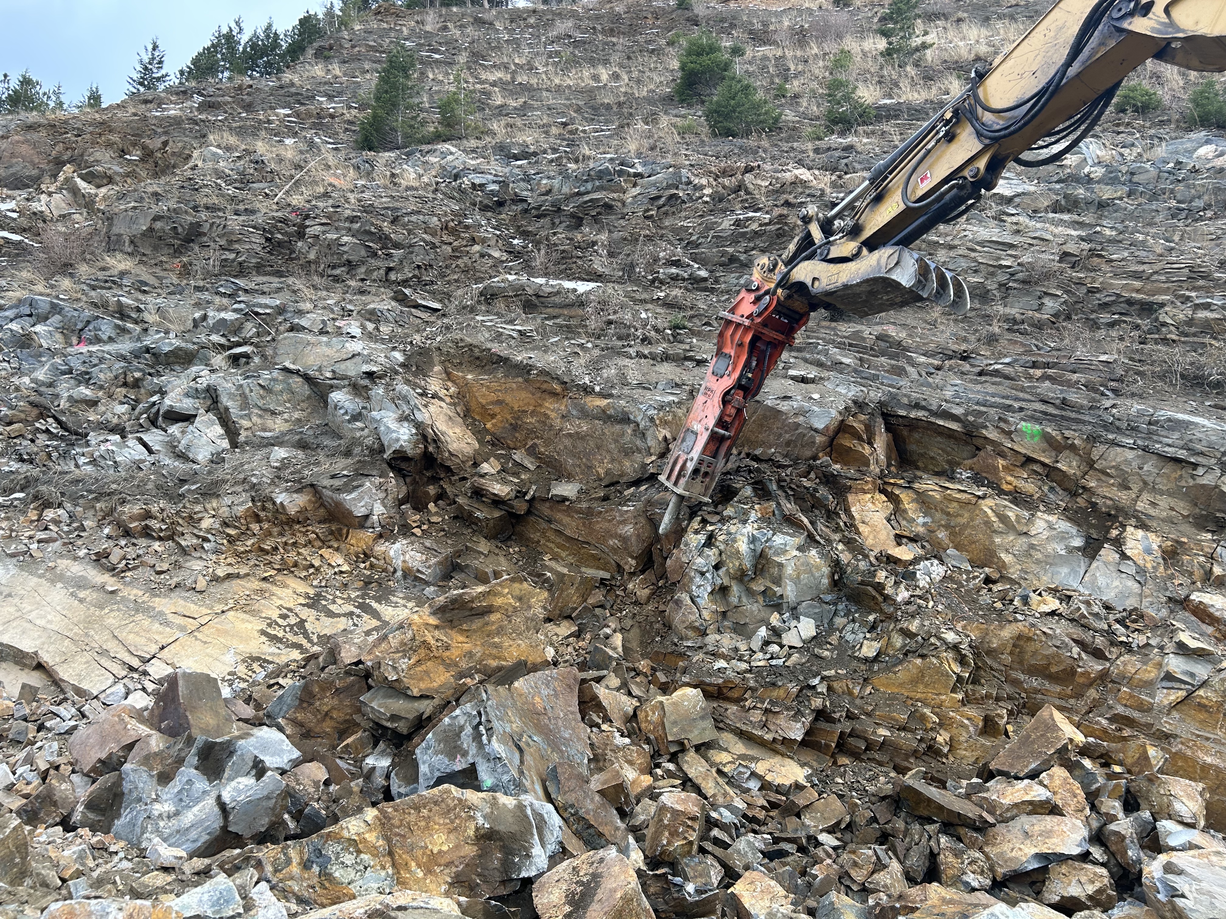 231207_Mechanical rock scaling following rock blast_I-70 Floyd Hill.jpg detail image