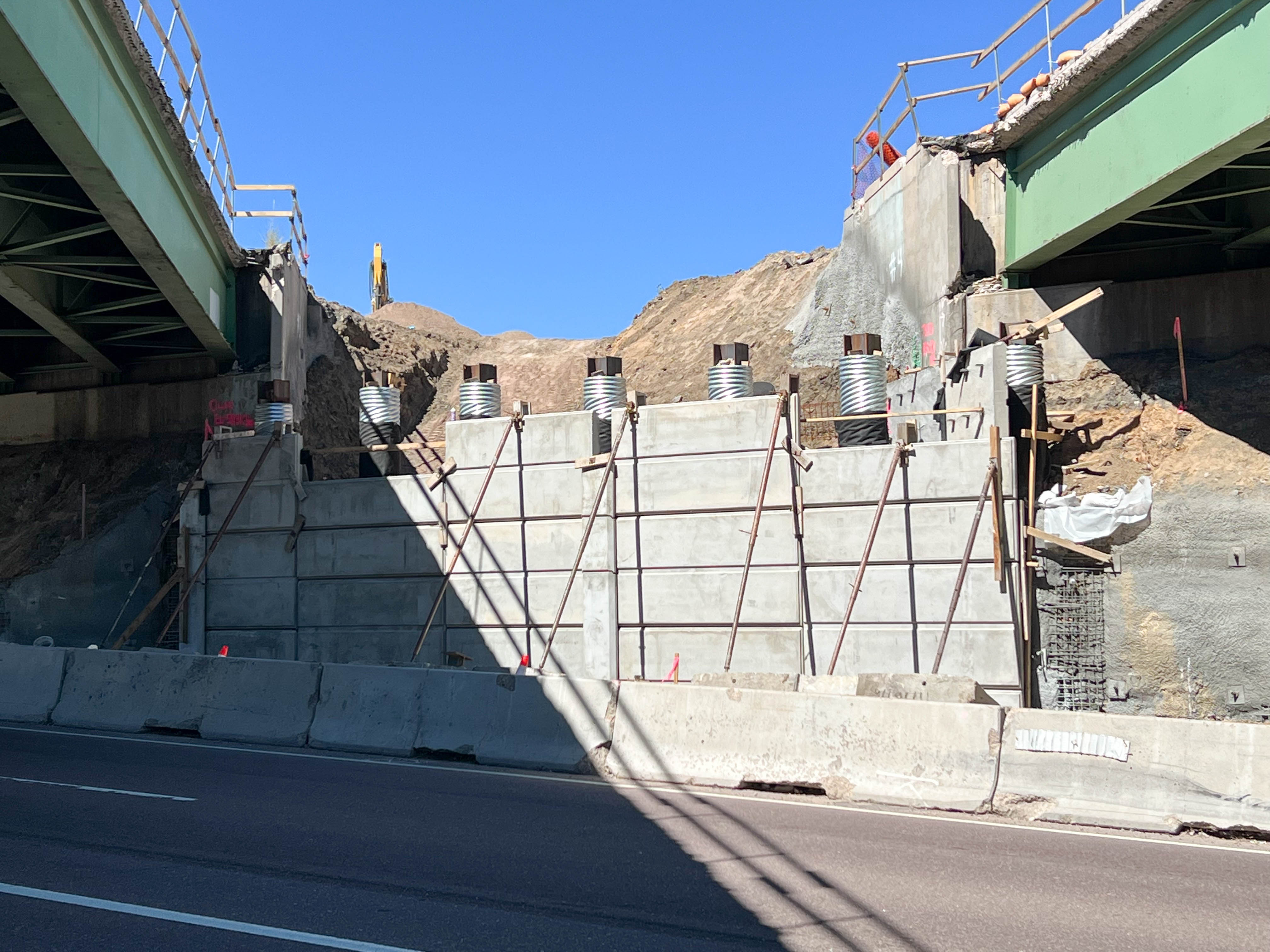 N I25 Concrete Retaining Wall_close up.jpg detail image