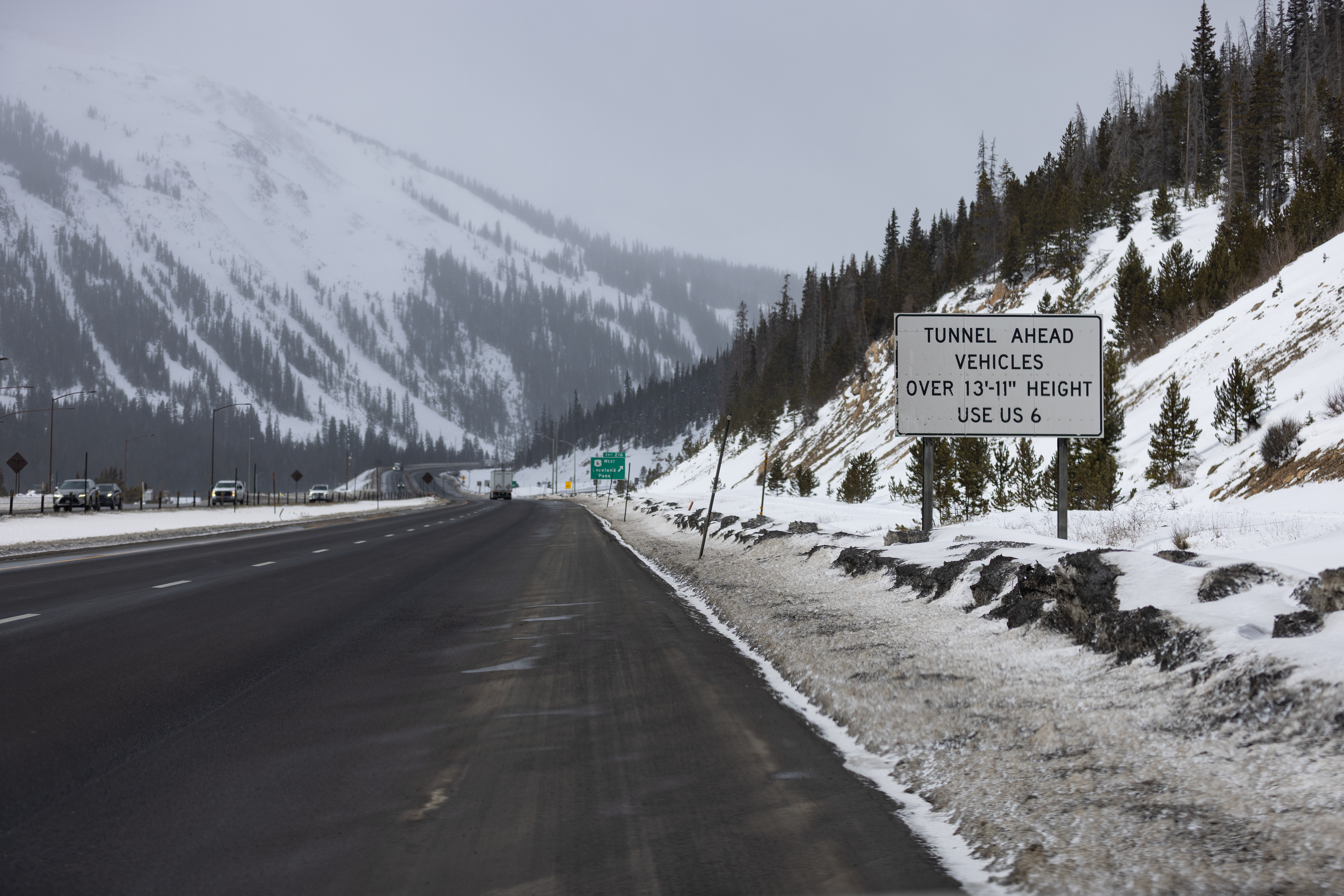 Winter roadway with a Tunnel Ahead vehicles over 13 foot 11 inches in height use US 6.jpg detail image